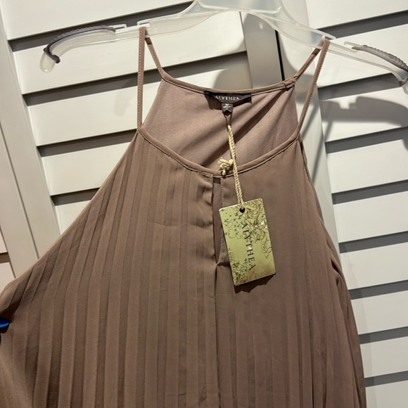 Alythea BWT pleated lined sleeveless dress with belt. - Picture 3 of 9